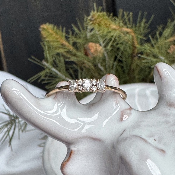 Jewelry - 14KYG Oval Diamonds Ring